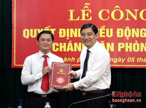 Trao quyết định bổ nhiệm Chánh Văn phòng Tỉnh ủy Nghệ An