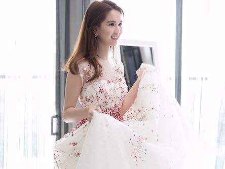 Váy công chúa của Ngọc Trinh mất 15 ngày đính đá thủ công