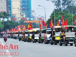 Độc đáo đoàn xe điện rước kiệu thần dài kỷ lục