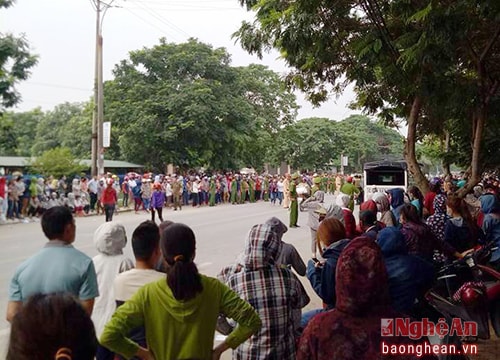 Vụ đình công ở Matrix: Công ty hạ định mức, nâng tiền ăn, công nhân chưa đồng thuận