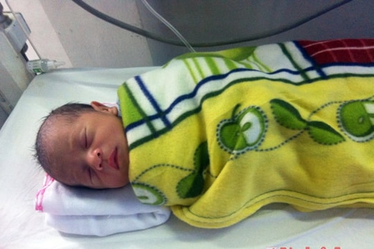 Bé sơ sinh bị bỏ lại trước nhà dân giữa đêm