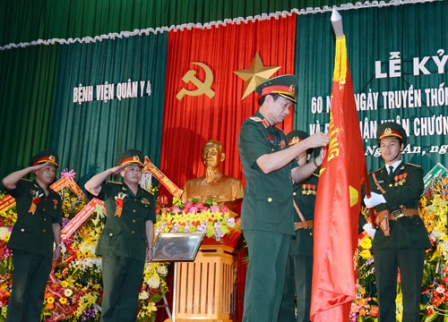 Bệnh viện Quân y 4  đón nhận Huân chương Bảo vệ Tổ quốc