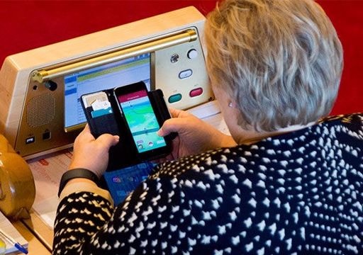 Thủ tướng Na Uy chơi game giữa kỳ họp Quốc hội