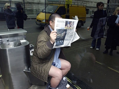 Toilet trong suốt cho người thích vừa đi vệ sinh vừa ngắm phố