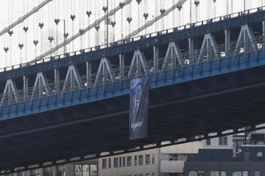 Mỹ săn lùng kẻ treo biểu ngữ in hình Putin giữa cầu