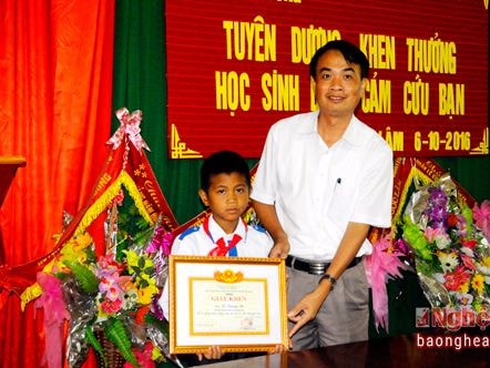 Học sinh lớp 5 dũng cảm cứu 2 em nhỏ