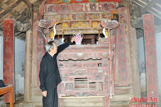 Nhiều sắc phong quý trong ngôi đền cổ