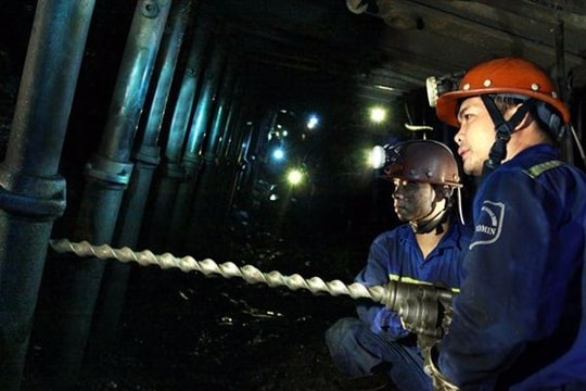 Bục túi nước hầm lò, công nhân mắc kẹt ở độ sâu -380 m