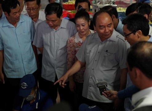 Thủ tướng Nguyễn Xuân Phúc kiểm tra đột xuất suất ăn công nhân