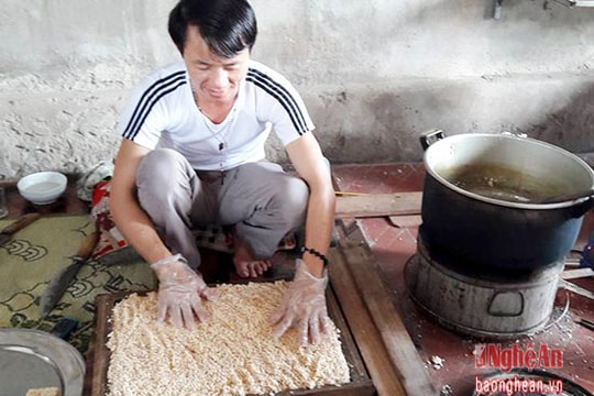 Làm bánh cốm ở Đông Thuận- nghề phụ thu nhập chính