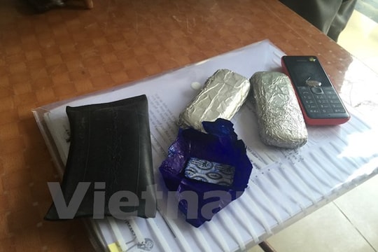 Thi tiếng Hàn: Thí sinh bọc điện thoại bằng giấy bạc để 'né' cổng từ