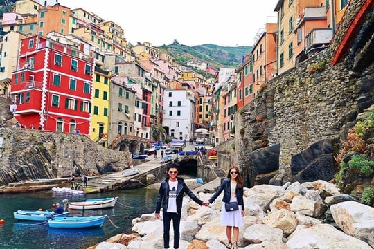 Cặp đôi nắm tay nhau chụp ảnh ở 30 nước