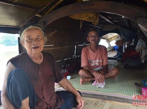 Lênh đênh đời vạn chài già ở bến đò Già
