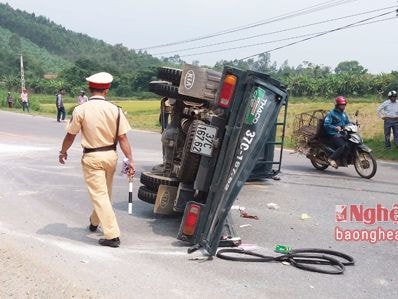 Xe khách đâm xe tải chổng vó, nhiều người bị thương