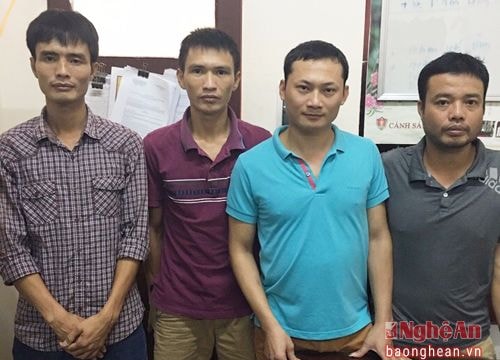 4 con bạc 'đánh liêng' trong quán rửa xe ô tô