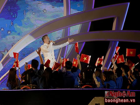 Dàn sao Vbiz 'cháy' hết mình với khán giả thành Vinh