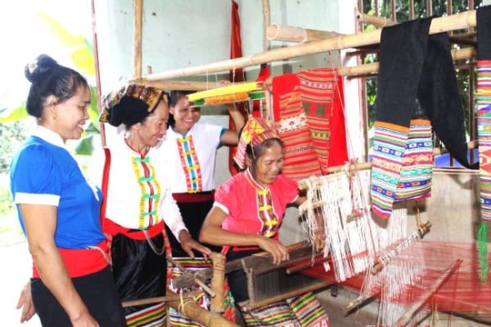 Phát huy truyền thống 'Anh hùng, bất khuất, trung hậu, đảm đang'