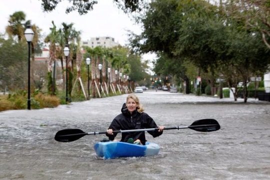 Sau 'bão mặt quỷ', dân Mỹ chèo thuyền ra phố