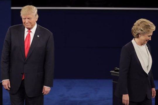 Khoảnh khắc Hillary Clinton né bắt tay Donald Trump