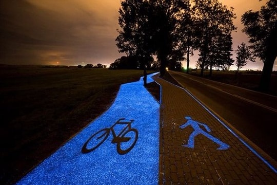 Đường phát sáng trong bóng tối cho người đi xe đạp