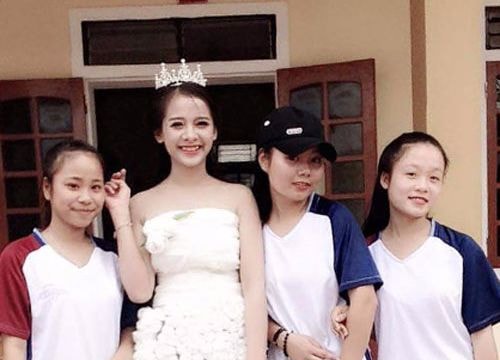 Chiếc váy làm từ 3.000 bông hoa giấy của học sinh Nghệ An