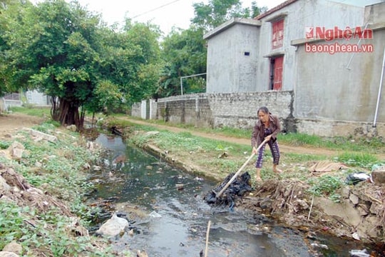 Ô nhiễm mương thoát nước dân sinh