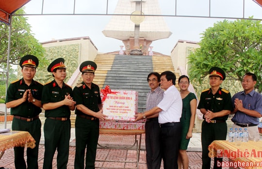 Quân khu 4 tặng thiết bị truyền thanh cho BQL nghĩa trang Liệt sỹ TP Vinh