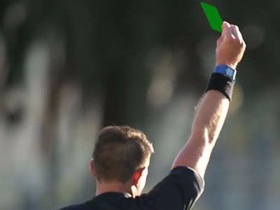 Thẻ xanh lần đầu được sử dụng trong bóng đá