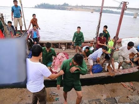 Chìm tàu chở hơn 35 người, 1 người chết