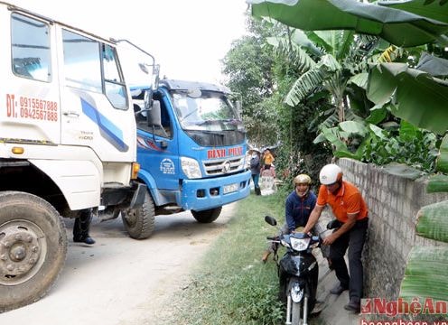 Xe tải làm sập hố ga, hàng trăm ô tô kẹt cứng trên Quốc lộ