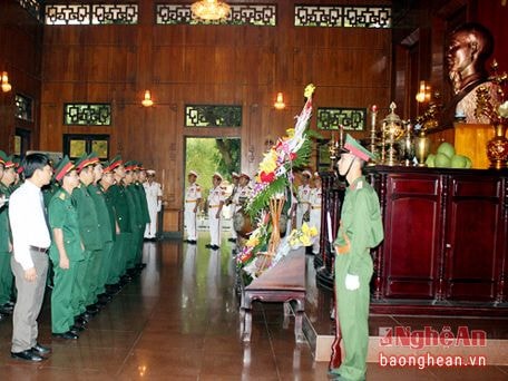 Bộ Tư lệnh Quân khu 4 dâng hoa, dâng hương tưởng niệm Chủ tịch Hồ Chí Minh