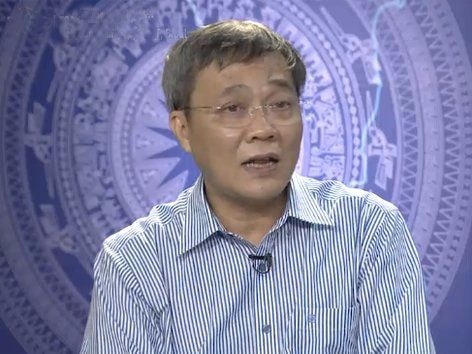 Chua xót phát hiện lấy thuốc bảo hiểm y tế cho cá ăn