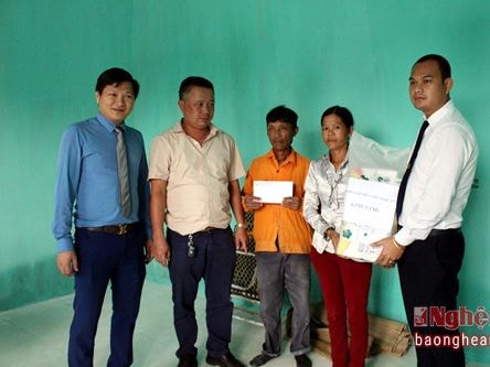 Hội doanh nhân trẻ Nghệ An tặng quà 6 gia đình đặc biệt khó khăn