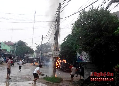 Cột điện bốc cháy, người dân được phen hú vía