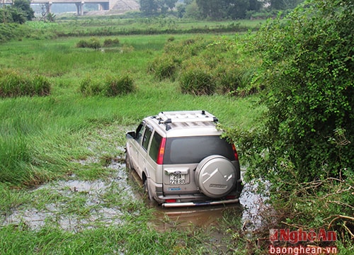 Tránh xe máy, xế hộp lao thẳng xuống ruộng