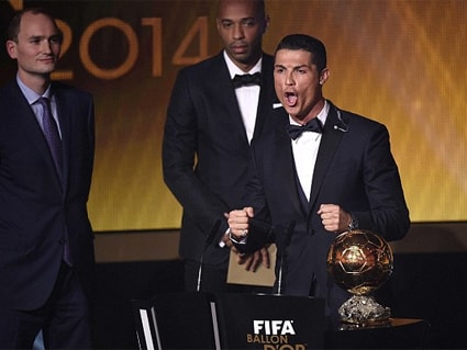 Maradona chê Ronaldo hớt tay trên Quả bóng vàng của Neuer