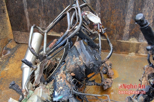 Xe chở trứng cháy rụi sau tai nạn