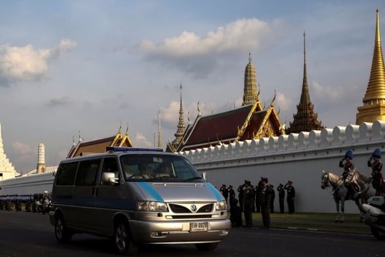 Linh cữu Quốc vương Thái Lan được đưa tới Hoàng Cung