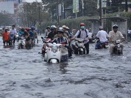 Kinh nghiệm đi xe ngày mưa và cách xử lý khi xe ngập nước, chết máy