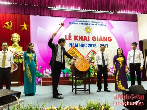 Trường ĐH Kinh tế Nghệ An khai giảng năm học mới