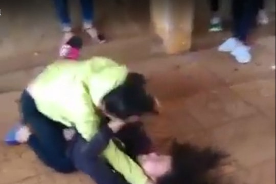 Nữ sinh lớp 8 đánh nhau với bạn trong tiếng reo hò