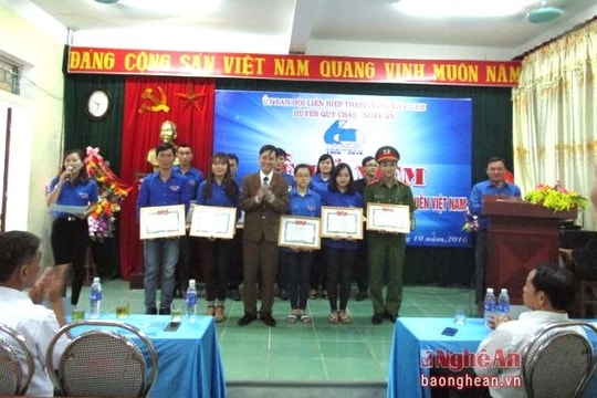 Quỳ Châu: Khen thưởng 13 thanh niên tiêu biểu