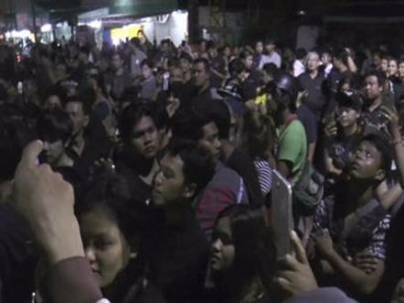 Đám đông chỉ trích người bị nghi phỉ báng Quốc vương Thái Lan