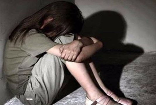 Cha mẹ vắng nhà, bé gái 5 tuổi bị ông lão sàm sỡ