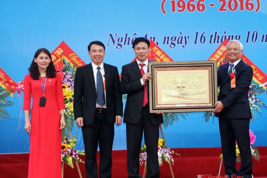 Phó Chủ tịch Quốc hội Uông Chu Lưu dự lễ Kỷ niệm 50 thành lập Trường THPT chuyên Đại học Vinh