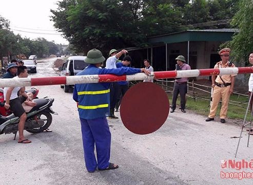 Quốc lộ 48E bị chia cắt vì ngập cầu Phương Tích và tràn Nghi Mỹ