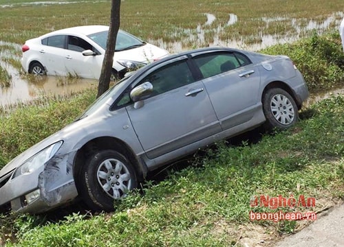 Hai xe cùng chiều va vào nhau như phim hành động