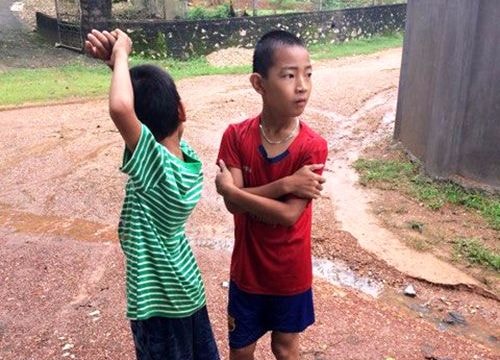 Bị nước cuốn trôi, 2 học sinh may mắn được cứu sống