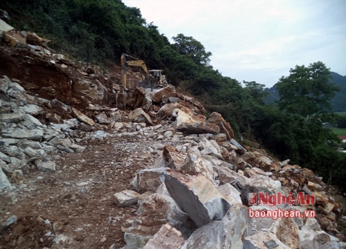 Nghệ An: Sập mỏ đá, 4 công nhân thương vong