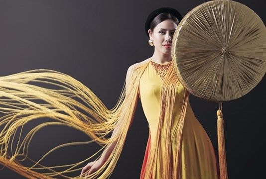 Nguyễn Thị Loan mang áo tứ thân tới Hoa hậu Hòa bình quốc tế